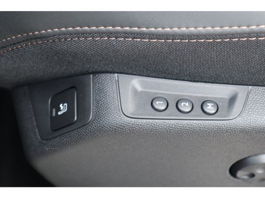 Peugeot 3008 1.6 PURETECH 180PK GT PACK AUTOMAAT / NAVI / LEDER / CLIMA / AGR / PDC / 19" LMV / CAMERA / 1500K... ActivLease financial lease