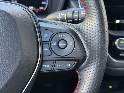 Toyota Corolla Touring Sports Hybrid 140 GR Sport **STOEL EN STUURWIELVERWARMING/ DODEHOEK DETECTIE/ PARKEERSENSOREN/ GARANTIE** ActivLease financial lease