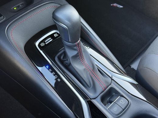 Toyota Corolla Touring Sports Hybrid 140 GR Sport **STOEL EN STUURWIELVERWARMING/ DODEHOEK DETECTIE/ PARKEERSENSOREN/ GARANTIE** ActivLease financial lease