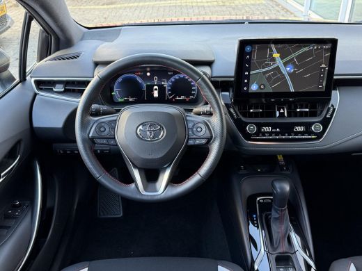 Toyota Corolla Touring Sports Hybrid 140 GR Sport **STOEL EN STUURWIELVERWARMING/ DODEHOEK DETECTIE/ PARKEERSENSOREN/ GARANTIE** ActivLease financial lease