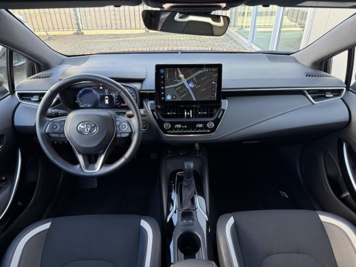 Toyota Corolla Touring Sports Hybrid 140 GR Sport **STOEL EN STUURWIELVERWARMING/ DODEHOEK DETECTIE/ PARKEERSENSOREN/ GARANTIE** ActivLease financial lease