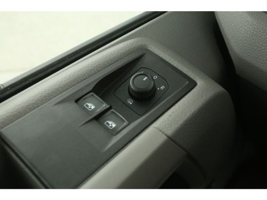 Volkswagen Crafter 35 2.0 TDI L3H2 | 140PK | DC | 7-Zits | 3000kg Trekhaak | Airco | Cruise | Camera | Carplay | Par... ActivLease financial lease