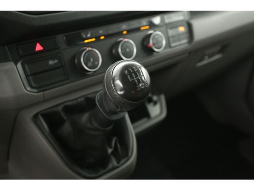 Volkswagen Crafter 35 2.0 TDI L3H2 | 140PK | DC | 7-Zits | 3000kg Trekhaak | Airco | Cruise | Camera | Carplay | Par... ActivLease financial lease