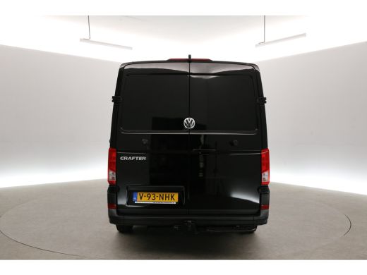 Volkswagen Crafter 35 2.0 TDI L3H2 | 140PK | DC | 7-Zits | 3000kg Trekhaak | Airco | Cruise | Camera | Carplay | Par... ActivLease financial lease