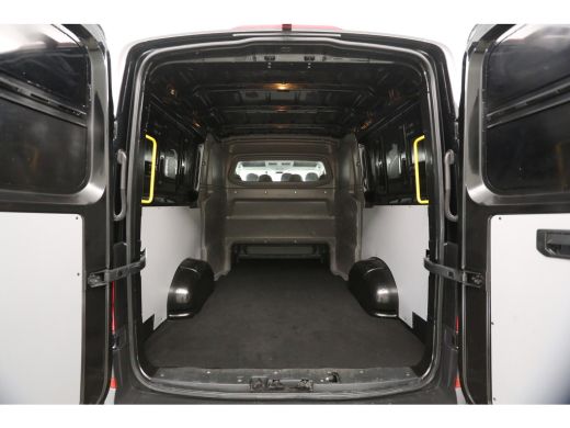 Volkswagen Crafter 35 2.0 TDI L3H2 | 140PK | DC | 7-Zits | 3000kg Trekhaak | Airco | Cruise | Camera | Carplay | Par... ActivLease financial lease