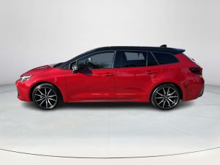 Toyota Corolla Touring Sports Hybrid 140 GR Sport **STOEL EN STUURWIELVERWARMING/ DODEHOEK DETECTIE/ PARKEERSENSOREN/ GARANTIE**