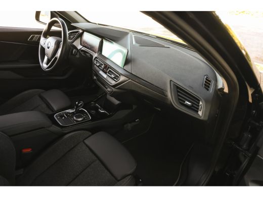 BMW 1 Serie 118i Executive Sport Line Automaat / Sportstoelen / LED / Airconditioning / Cruise Control / Live... ActivLease financial lease