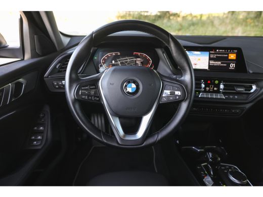 BMW 1 Serie 118i Executive Sport Line Automaat / Sportstoelen / LED / Airconditioning / Cruise Control / Live... ActivLease financial lease