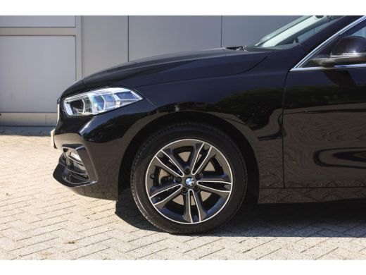 BMW 1 Serie 118i Executive Sport Line Automaat / Sportstoelen / LED / Airconditioning / Cruise Control / Live... ActivLease financial lease