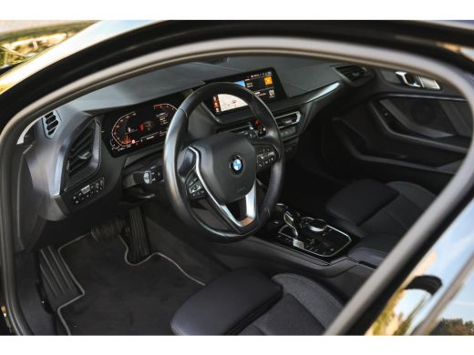 BMW 1 Serie 118i Executive Sport Line Automaat / Sportstoelen / LED / Airconditioning / Cruise Control / Live... ActivLease financial lease