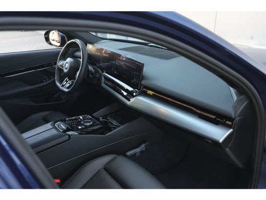 BMW 5 Serie 530e M Sport Automaat / Achteruitrijcamera / Stoelventilatie / Adaptieve LED / M Sportonderstel /... ActivLease financial lease