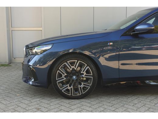 BMW 5 Serie 530e M Sport Automaat / Achteruitrijcamera / Stoelventilatie / Adaptieve LED / M Sportonderstel /... ActivLease financial lease