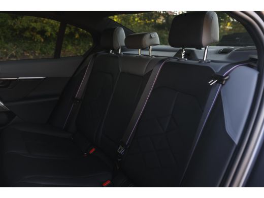 BMW i5 M60 xDrive M Sport / Panoramadak / Trekhaak / Stoelventilatie / Bowers & Wilkins /  Adaptief M On... ActivLease financial lease