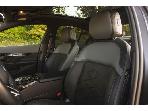 BMW i5 M60 xDrive M Sport / Panoramadak / Trekhaak / Stoelventilatie / Bowers & Wilkins /  Adaptief M On... ActivLease financial lease