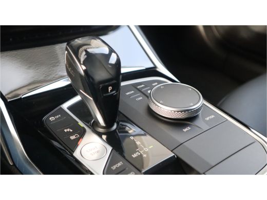 BMW 3 Serie Touring 330e Sport Line / SOH 95% / Hifi / Camera / Sportstoelen / ActivLease financial lease