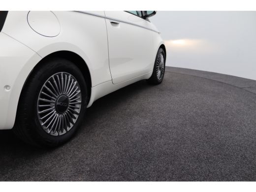 Fiat 500 42 kWh | Afst. bed. voor centr. deurvergr. | Airco (automatisch) | Alarm klasse 1(startblokkering) ActivLease financial lease