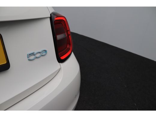 Fiat 500 42 kWh | Afst. bed. voor centr. deurvergr. | Airco (automatisch) | Alarm klasse 1(startblokkering) ActivLease financial lease