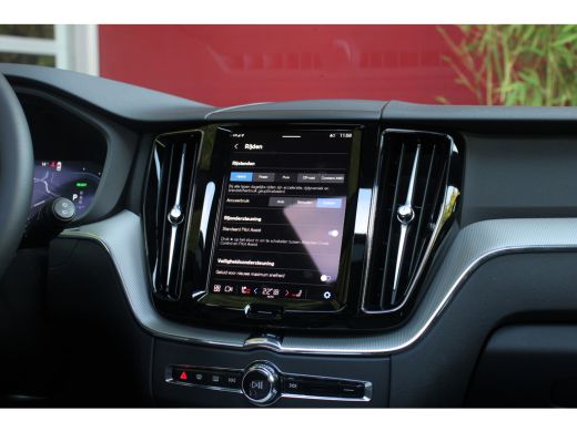 Volvo  XC60 2.0 T6 Plug-in hybrid AWD Plus Dark | Trekhaak | Camera | Panoramadak | Pilot Assist | Memory seats ActivLease financial lease