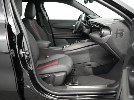 Alfa Romeo Junior Ibrida Speciale | Binnenspiegel met Dimautomaat | Intelligent Adaptive Speedcontrol (Intelligent ... ActivLease financial lease