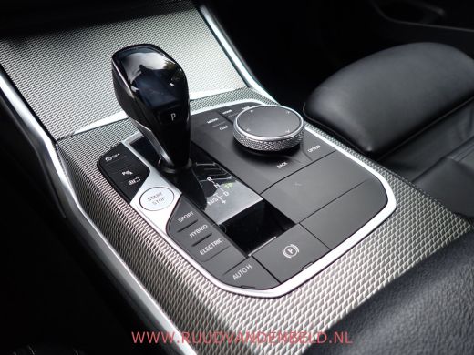 BMW 3 Serie Touring 330e M-PAKKET SHADOWLINE SPORTLEER/SFEERVERLICHTING ActivLease financial lease