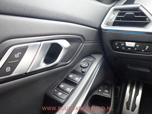 BMW 3 Serie Touring 330e M-PAKKET SHADOWLINE SPORTLEER/SFEERVERLICHTING ActivLease financial lease