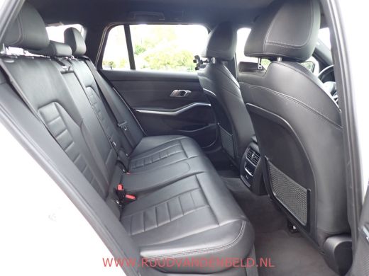 BMW 3 Serie Touring 330e M-PAKKET SHADOWLINE SPORTLEER/SFEERVERLICHTING ActivLease financial lease