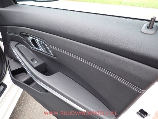 BMW 3 Serie Touring 330e M-PAKKET SHADOWLINE SPORTLEER/SFEERVERLICHTING ActivLease financial lease