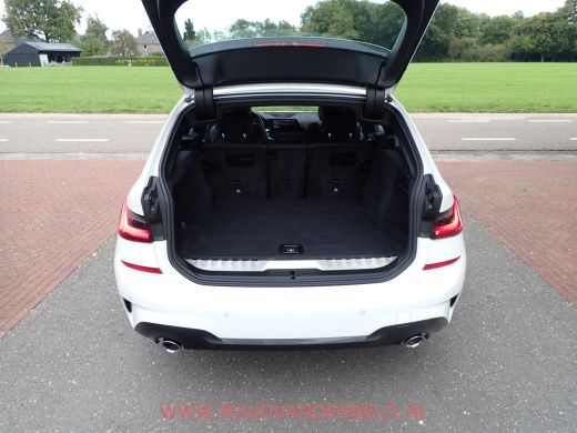 BMW 3 Serie Touring 330e M-PAKKET SHADOWLINE SPORTLEER/SFEERVERLICHTING ActivLease financial lease