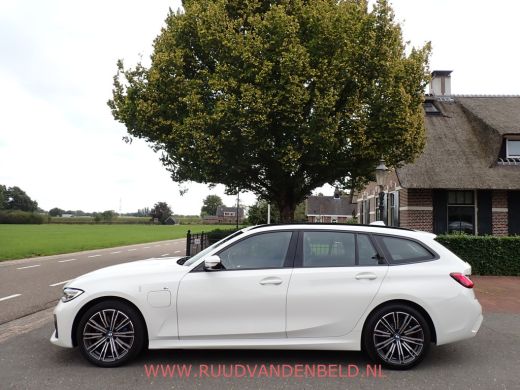 BMW 3 Serie Touring 330e M-PAKKET SHADOWLINE SPORTLEER/SFEERVERLICHTING ActivLease financial lease