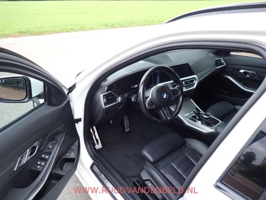 BMW 3 Serie Touring 330e M-PAKKET SHADOWLINE SPORTLEER/SFEERVERLICHTING ActivLease financial lease