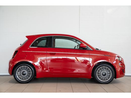 Fiat 500 Urban 42 kWh | Camera | Stoel en Stuurverwarming | Apple Carplay & Android Auto | Parkeersensoren... ActivLease financial lease