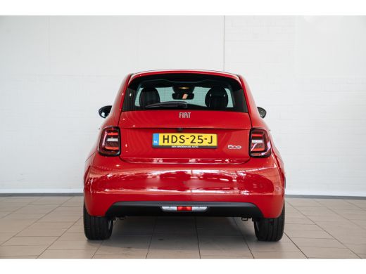 Fiat 500 Urban 42 kWh | Camera | Stoel en Stuurverwarming | Apple Carplay & Android Auto | Parkeersensoren... ActivLease financial lease