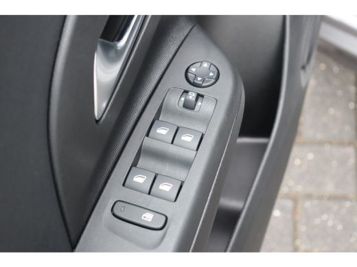 Opel Corsa-e EV 136PK ELEGANCE LAUNCH EDITION AUTOMAAT / NAVI / LEDER / CLIMA / PDC / 17" LMV / CAMERA / FULL-... ActivLease financial lease
