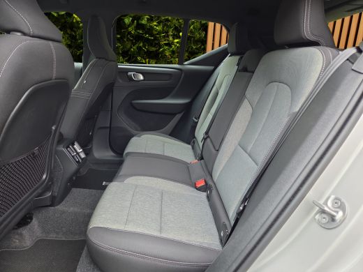 Volvo  XC40 2.0 B4 Plus Dark | Trekhaak | Camera | Pilot Assist | Harman/Kardon | Elekt. stoelen | Keyless ActivLease financial lease