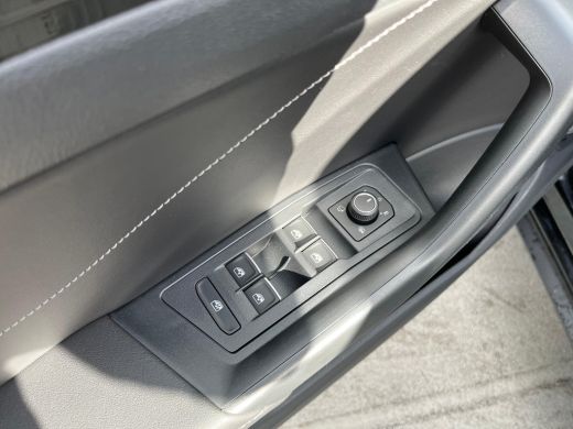 Volkswagen T-Roc 1.5 TSI R-Line Edition | Trekhaak | Top-Sportstoelen | Panoramadak | Camera achter | Discover Pro... ActivLease financial lease