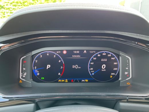 Volkswagen T-Roc 1.5 TSI R-Line Edition | Trekhaak | Top-Sportstoelen | Panoramadak | Camera achter | Discover Pro... ActivLease financial lease