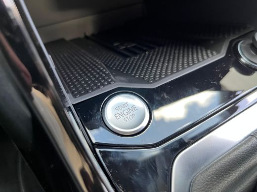 Volkswagen T-Roc 1.5 TSI R-Line Edition | Trekhaak | Top-Sportstoelen | Panoramadak | Camera achter | Discover Pro... ActivLease financial lease