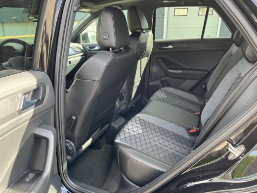 Volkswagen T-Roc 1.5 TSI R-Line Edition | Trekhaak | Top-Sportstoelen | Panoramadak | Camera achter | Discover Pro... ActivLease financial lease