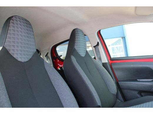 Peugeot 108 1.0 e-VTi Allure Navi by app | Camera | Climate control | Trekhaak | Lichtmetaal | 25.000km | ActivLease financial lease