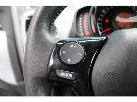 Peugeot 108 1.0 e-VTi Allure | Achterbank in delen neerklapbaar | Achteruitrijcamera | Airco ActivLease financial lease