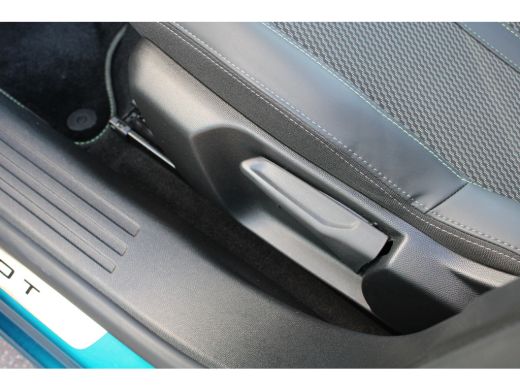 Peugeot 2008 1.2 Hybrid 136 GT | Automaat | Navigatie | Camera | Panorama/schuifdak | Mild Hybrid | Nieuw model | ActivLease financial lease