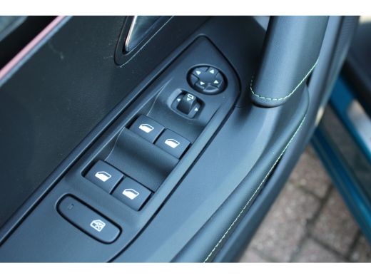 Peugeot 2008 1.2 Hybrid 136 GT | Automaat | Navigatie | Camera | Panorama/schuifdak | Mild Hybrid | Nieuw model | ActivLease financial lease