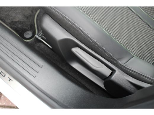 Peugeot 2008 1.2 Hybrid 136 GT | Automaat | Navigatie | Camera | Mild Hybrid | Apple carplay | 30.000km | ActivLease financial lease