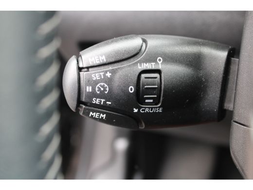 Peugeot 208 1.2 PureTech Allure Pack | Achterbank in delen neerklapbaar | Achteruitrijcamera | Airco (automat... ActivLease financial lease