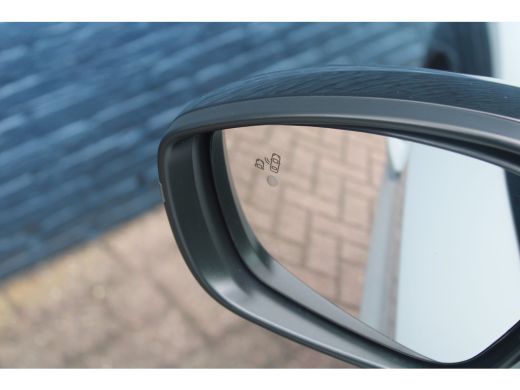 Peugeot 208 1.2 PureTech GT-Line | Achterbank in delen neerklapbaar | Achteruitrijcamera | Airco (automatisch) ActivLease financial lease