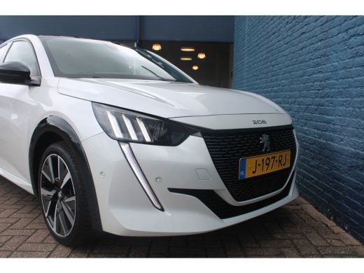 Peugeot 208 1.2 PureTech GT-Line | Achterbank in delen neerklapbaar | Achteruitrijcamera | Airco (automatisch) ActivLease financial lease
