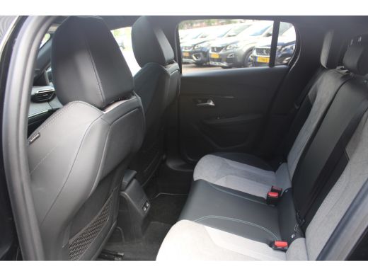 Peugeot 208 1.2 PureTech GT Pack | Achterbank in delen neerklapbaar | Achteruitrijcamera | Airco (automatisch) ActivLease financial lease