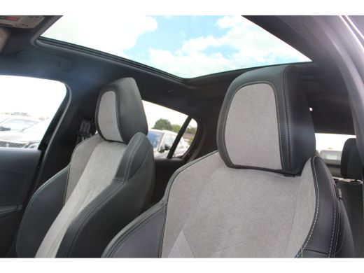 Peugeot 208 1.2 PureTech GT Pack | Achterbank in delen neerklapbaar | Achteruitrijcamera | Airco (automatisch) ActivLease financial lease