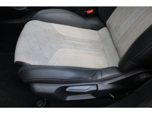 Peugeot 208 1.2 PureTech GT Pack | Achterbank in delen neerklapbaar | Achteruitrijcamera | Airco (automatisch) ActivLease financial lease