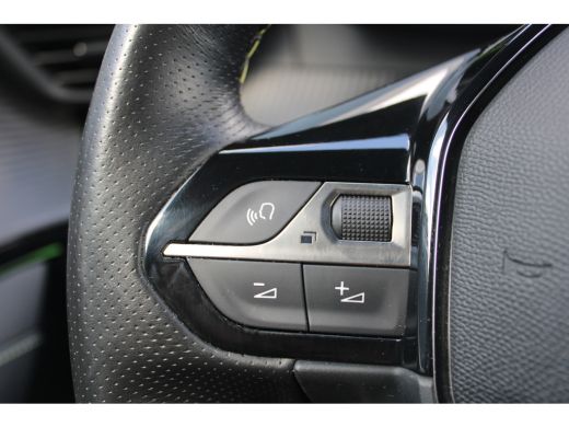 Peugeot 208 1.2 PureTech GT Pack | Achterbank in delen neerklapbaar | Achteruitrijcamera | Airco (automatisch) ActivLease financial lease